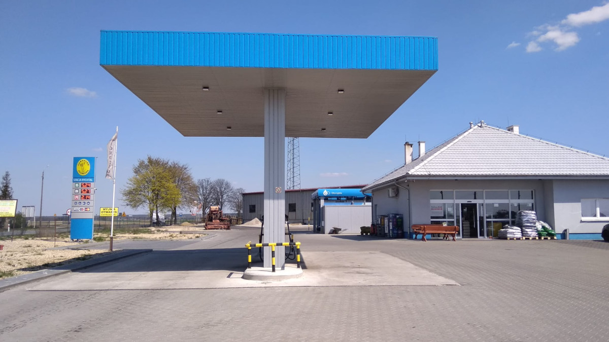 Stacja paliw z myjnią samochodową